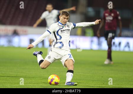 Der italienische Mittelfeldspieler Nicolo Barella kontrolliert den Ball während des Fußballspiels der Serie A zwischen Salernitana und Inter im Arechi-Stadion in Salerno, Süditalien, am 18. September 2021. InterÕs Stockfoto