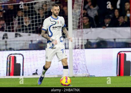 Der kroatische Mittelfeldspieler Marcelo Brozovic kontrolliert den Ball während des Fußballspiels der Serie A zwischen Salernitana und Inter im Arechi-Stadion in Salerno, Süditalien, am 17. Dezember 2021. InterÕs Stockfoto