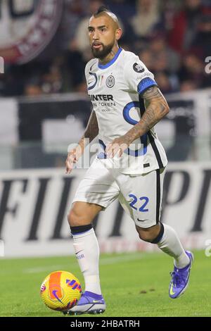 Der chilenische Mittelfeldspieler Arturo Vidal kontrolliert den Ball während des Fußballspiels der Serie A zwischen Salernitana und Inter im Arechi-Stadion in Salerno, Süditalien, am 17. Dezember 2021. InterÕs Stockfoto