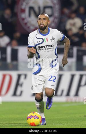 Der chilenische Mittelfeldspieler Arturo Vidal kontrolliert den Ball während des Fußballspiels der Serie A zwischen Salernitana und Inter im Arechi-Stadion in Salerno, Süditalien, am 17. Dezember 2021. InterÕs Stockfoto