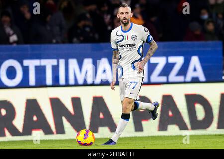 Der kroatische Mittelfeldspieler Marcelo Brozovic kontrolliert den Ball während des Fußballspiels der Serie A zwischen Salernitana und Inter im Arechi-Stadion in Salerno, Süditalien, am 17. Dezember 2021. InterÕs Stockfoto