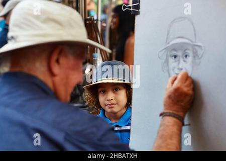 Paris, Frankreich - 2019. August: Kleiner Junge mit Hut, dargestellt von einem Maler von Montmartre, am Place du Tertre, wenige Straßen vom Mont entfernt Stockfoto