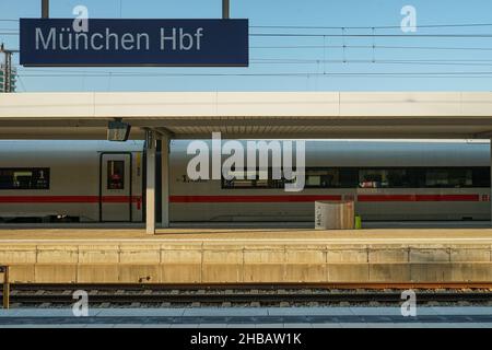 Bahnsteig am Münchner Hauptbahnhof mit Blick auf einen anhalteenden ICE-Fernzug. Stockfoto