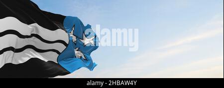 Flagge des Kantons Aargau, Schweiz bei bewölktem Himmel Hintergrund bei Sonnenuntergang, Panoramablick. Schweizer Reisen und Patriot-Konzept. Kopierer Platz für breite banne Stockfoto