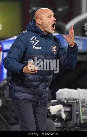 Salerno, Italien. 17th Dez 2021. Salernitanas Cheftrainer Stefano Colantuono während des Spiels Salernitana vs Inter - FC Internazionale, italienische Fußballserie A in Salerno, Italien, 17 2021. Dezember Quelle: Independent Photo Agency/Alamy Live News Stockfoto