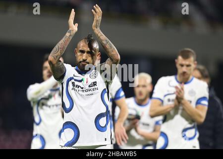 Inter feiern das Siegesspiel während des Fußballspiels der Serie A zwischen Salernitana und Inter im Arechi-Stadion in Salerno, Süditalien, am 17. Dezember 2021. Stockfoto