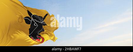 Flagge des Kantons Uri , Schweiz bei bewölktem Himmel Hintergrund bei Sonnenuntergang, Panoramablick. Schweizer Reise- und Patriot-Konzept. Platz zum Kopieren für breites Banner. Stockfoto