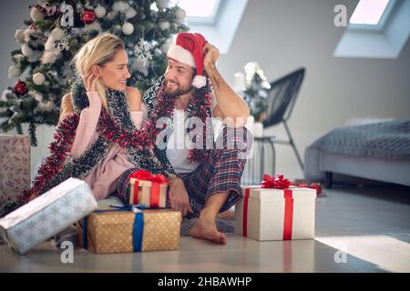 Schöne eingewickelte weihnachtsgeschenke unter dem Baum an einem Weihnachtsabend Stockfoto