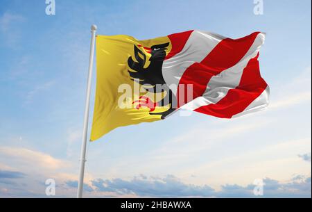 Flagge von Altdorf, Uri , Schweiz bei bewölktem Himmel Hintergrund bei Sonnenuntergang, Panoramablick. Schweizer Reise- und Patriot-Konzept. Platz zum Kopieren für breites Banner. 3 Stockfoto