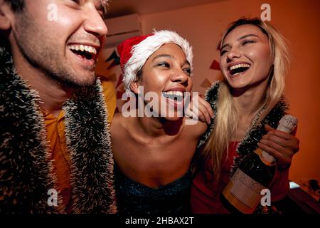 Eine Gruppe von glücklichen Menschen feiern gemeinsam auf der Neujahrsparty Stockfoto