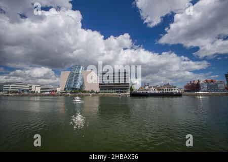 Das Convention Center Dublin, das IFSC House und das Cill Airne-Boot am City Quay Harbour Wharf, Dublin durch die Linse, Stadt- und Straßenfotografie, Dublin Stockfoto