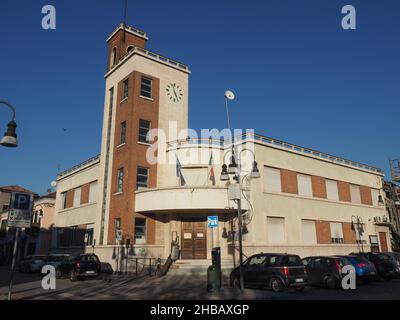 CHIVASSO, ITALIEN - CA. DEZEMBER 2021: Casa del Fascio Gebäude, ehemaliger lokaler faschistischer Zweigsitz Stockfoto