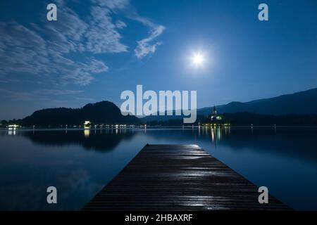 Supermoon sichtbar über der schönen Inselkirche der Himmelfahrt Mariens, Bleder See, Slowenien. Aufgenommen am Abend des Sonntags 23rd 2013. Juni, wenn Stockfoto