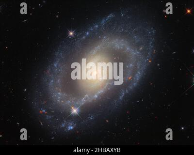 Platz. 18th Dez 2021. Dieses Bild des NASA/ESA-Weltraumteleskops Hubble zeigt die Spiralgalaxie MRK 1337, die im Sternbild Virgo etwa 120 Millionen Lichtjahre von der Erde entfernt ist. Die Weitfeld-Kamera 3 von Hubble hat den MRK 1337 bei einer Vielzahl von ultravioletten, sichtbaren und infraroten Wellenlängen aufgenommen und so dieses detailreiche Bild erzeugt. MRK 1337 ist eine schwach verbarrte Spiralgalaxie, was, wie der Name schon sagt, bedeutet, dass die Spiralarme aus einem zentralen Balken aus Gas und Sternen ausstrahlen. Stäbe kommen in etwa der Hälfte der Spiralgalaxien vor, einschließlich unserer eigenen Galaxie, der Milchstraße. Diese Beobachtungen sind p Stockfoto