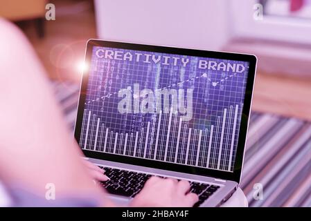 Konzeptionelle Darstellung Kreativität Marke. Internet-Konzept Design-Name oder Funktion, die Organisation Frau sitzt mit Laptop Back View unterscheidet Stockfoto