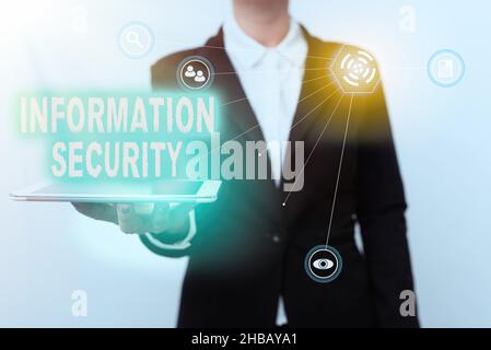 Textschild mit Information Security. Internet-Konzept INFOSEC verhindern, dass nicht autorisierter Zugriff geschützt Frau in Uniform Displaying Mobile Stockfoto