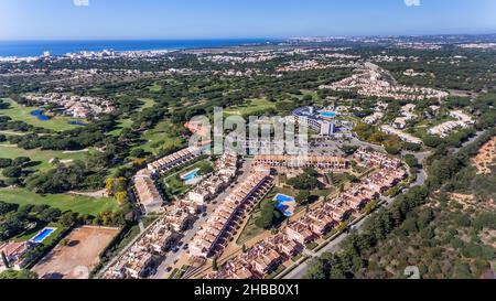 Luftaufnahmen von einem portugiesischen Touristendorf mit Blick auf das Meer und die Golfplätze. Vila Sol Stockfoto