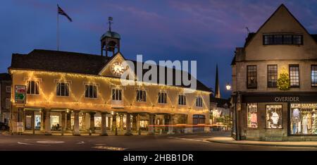 Das Market House im Zentrum der historischen Stadt Tetbury in Gloucestershire im Vorweihnachtsjahr. Stockfoto