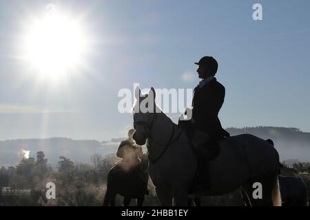 Melrose, Großbritannien. 18th Dez 2021. Die Lauderdale Foxhounds treffen sich am Samstag, den 18. Dezember 2021, im Pavillon bei Melrose. Lauderdale FH, Master and Huntsman, Mrs. Claire Bellamy MFH ( Quelle: Rob Gray/Alamy Live News Stockfoto