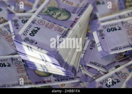 Stapel von hundert indischen Rupie-Noten Hintergrund, indische Währung Bundle-Noten. Stockfoto