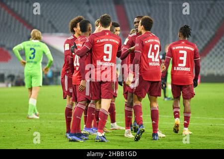 Robert LEWANDOWSKI, FCB 9 Punkte, und feiern sein 4-0 Tor , Tor, Treffer, mit Jamal MUSIALA, FCB 42 , Leroy SANE, FCB 10 Tanguy Nianzou, FCB 23 Bouna SARR, FCB 20 im Spiel FC BAYERN MÜNCHEN - VFL WOLFSBURG 4-0 1.Deutsche Fußballliga am 17. Dezember 2021 in München, Deutschland. Saison 2021/2022, Spieltag 17, 1.Bundesliga, FCB, München, 17.Spieltag. FCB Dies war Lewandowskis 69.Tor in 2021 und 19. Tor in der Saison nach 17. Bundesliga-Spiele. © Peter Schatz / Alamy Live News - die DFL-VORSCHRIFTEN VERBIETEN DIE VERWENDUNG VON FOTOS als BILDSEQUENZEN und/oder QUASI-VIDEO - Stockfoto