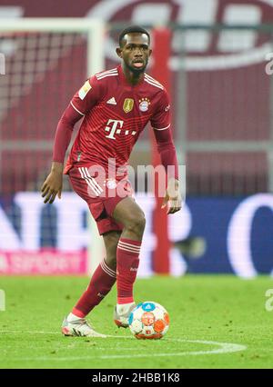 Tanguy Nianzou, FCB 23 im Spiel FC BAYERN MÜNCHEN - VFL WOLFSBURG 4-0 1.Deutsche Fußballliga am 17. Dezember 2021 in München, Deutschland. Saison 2021/2022, Spieltag 17, 1.Bundesliga, FCB, München, 17.Spieltag. FCB © Peter Schatz / Alamy Live News - die DFL-VORSCHRIFTEN VERBIETEN DIE VERWENDUNG VON FOTOS als BILDSEQUENZEN und/oder QUASI-VIDEO - Stockfoto