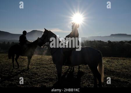 Melrose, Großbritannien. 18th Dez 2021. Die Lauderdale Foxhounds treffen sich am Samstag, den 18. Dezember 2021, im Pavillon bei Melrose. Lauderdale FH, Master and Huntsman, Mrs. Claire Bellamy MFH ( Quelle: Rob Gray/Alamy Live News Stockfoto