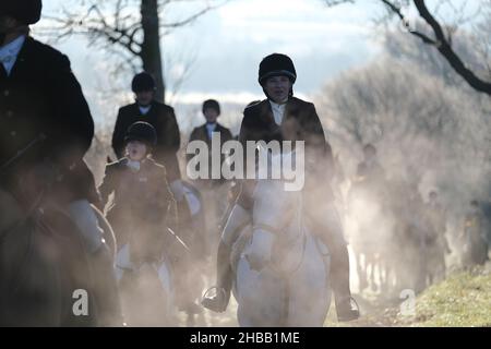 Melrose, Großbritannien. 18th Dez 2021. Die Lauderdale Foxhounds treffen sich am Samstag, den 18. Dezember 2021, im Pavillon bei Melrose. Lauderdale FH, Master and Huntsman, Mrs. Claire Bellamy MFH ( Quelle: Rob Gray/Alamy Live News Stockfoto