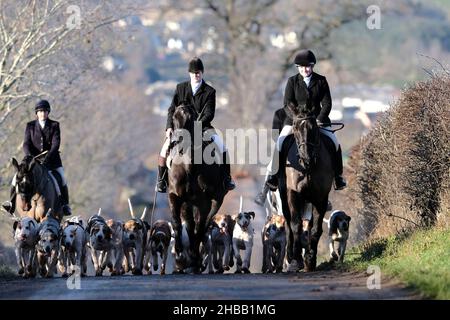 Melrose, Großbritannien. 18th Dez 2021. Die Lauderdale Foxhounds treffen sich am Samstag, den 18. Dezember 2021, im Pavillon bei Melrose. Lauderdale FH, Master and Huntsman, Mrs. Claire Bellamy MFH ( Quelle: Rob Gray/Alamy Live News Stockfoto