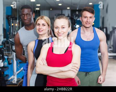 Junge Leute, die während des Trainings im Fitnessstudio Pause machen Stockfoto