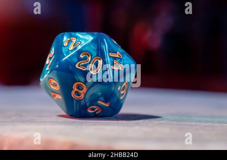 Nahaufnahme von Blau ein Rollenspiel-Würfel mit 20 Seiten. Stockfoto