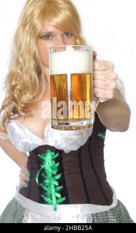 Kellnerin der Taverne mit Bierbecher „Closeup“ auf Weiß Stockfoto