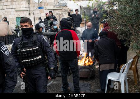 Jerusalem, Israel. 17th Dez 2021. Am 17. Dezember 2021 ereignete sich im Stadtteil Sheikh Jarrah in Jerusalem, Israel, eine Konfrontation mit der Polizei während eines Solidaritätsproteste gegen Familienvertreibungen. (Foto: Matan Golan/Sipa USA) Quelle: SIPA USA/Alamy Live News Stockfoto