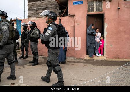 Jerusalem, Israel. 17th Dez 2021. Am 17. Dezember 2021 ereignete sich im Stadtteil Sheikh Jarrah in Jerusalem, Israel, eine Konfrontation mit der Polizei während eines Solidaritätsproteste gegen Familienvertreibungen. (Foto: Matan Golan/Sipa USA) Quelle: SIPA USA/Alamy Live News Stockfoto