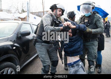 Jerusalem, Israel. 17th Dez 2021. Am 17. Dezember 2021 ereignete sich im Stadtteil Sheikh Jarrah in Jerusalem, Israel, eine Konfrontation mit der Polizei während eines Solidaritätsproteste gegen Familienvertreibungen. (Foto: Matan Golan/Sipa USA) Quelle: SIPA USA/Alamy Live News Stockfoto