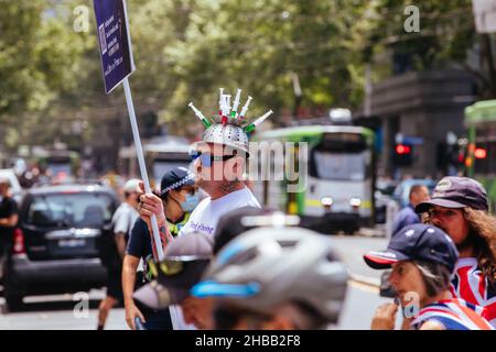 Melbourne, Australien – 18. Dezember 2021: Demonstranten lehnen am 18. Dezember 2021 in Melbourne, Australien, Impfgesetze und COVID-Regeln ab. Stockfoto