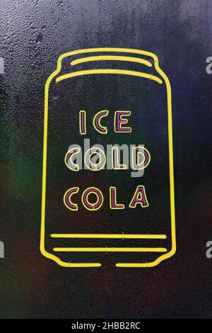 Neon Ice Cold Cola-Schild im regnerischen, nassen Fenster Stockfoto