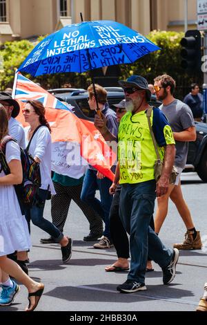 Melbourne, Australien – 18. Dezember 2021: Demonstranten lehnen am 18. Dezember 2021 in Melbourne, Australien, Impfgesetze und COVID-Regeln ab. Stockfoto