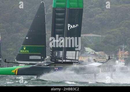 Sydney Harbour, Sydney, Australien. 18th Dez 2021. Australian Sail GP; Team Australia, mit dem Skipper Tom Slingsby, fliegt im Hafen an Shark Island vorbei Credit: Action Plus Sports/Alamy Live News Stockfoto