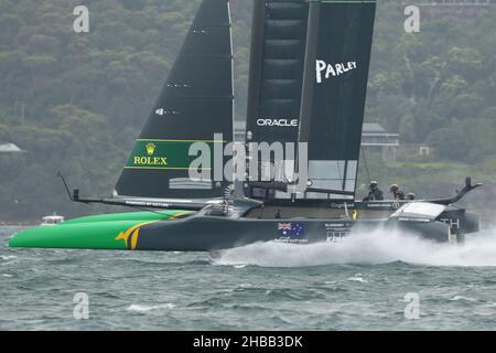 Sydney Harbour, Sydney, Australien. 18th Dez 2021. Australian Sail GP; Team Australia, mit dem Skipper Tom Slingsby, fliegt an Shark Island vorbei Credit: Action Plus Sports/Alamy Live News Stockfoto