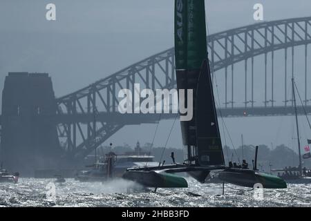 Sydney Harbour, Sydney, Australien. 18th Dez 2021. Australian Sail GP; Team Australia, mit Skipper Tom Slingsby, Rennen vor der Sydney Harbour Bridge Credit: Action Plus Sports/Alamy Live News Stockfoto