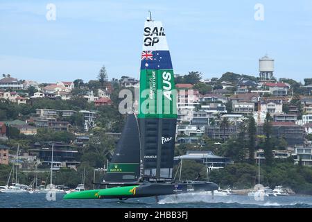 Sydney Harbour, Sydney, Australien. 18th Dez 2021. Australian Sail GP; Team Australia Skipper von Tom Slingsby, Rennen während des zweiten Tages des Segelns Credit: Action Plus Sports/Alamy Live News Stockfoto