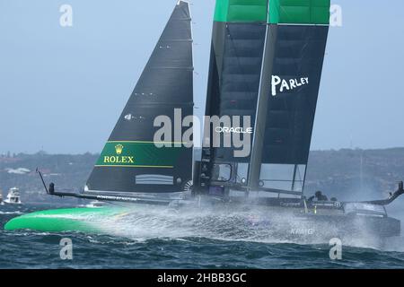Sydney Harbour, Sydney, Australien. 18th Dez 2021. Australian Sail GP; Team Australia unter der Skippung von Tom Slingsby, bekämpft den hohen Swell am zweiten Tag des Rennens im Hafen Credit: Action Plus Sports/Alamy Live News Stockfoto