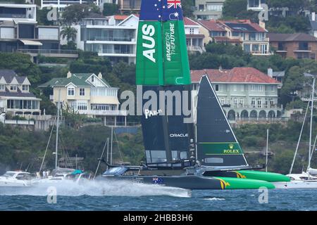 Sydney Harbour, Sydney, Australien. 18th Dez 2021. Australian Sail GP; Team Australia Skipper von Tom Slingsby, Rennen während des zweiten Tages des Segelns Credit: Action Plus Sports/Alamy Live News Stockfoto
