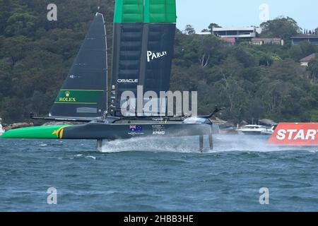 Sydney Harbour, Sydney, Australien. 18th Dez 2021. Australian Sail GP; Team Australia unter der Skippung von Tom Slingsby, rast am zweiten Tag des Rennens an der Startmarkierungsboje vorbei Credit: Action Plus Sports/Alamy Live News Stockfoto