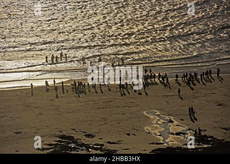 Swansea, Großbritannien. 18th Dez 2021. Surfer und Schwimmer, die sich als Weihnachtsmann verkleidet haben, gehen heute Nachmittag in der Langland Bay auf der Gower Peninsula in der Nähe von Swansea auf das Wasser, um Geld für wohltätige Zwecke zu sammeln. Quelle: Phil Rees/Alamy Live News Stockfoto