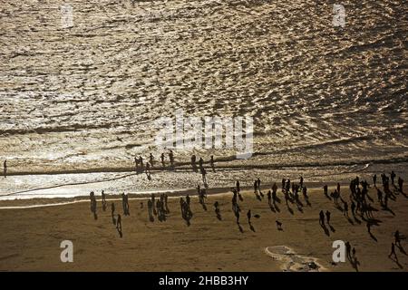 Swansea, Großbritannien. 18th Dez 2021. Surfer und Schwimmer, die sich als Weihnachtsmann verkleidet haben, gehen heute Nachmittag in der Langland Bay auf der Gower Peninsula in der Nähe von Swansea auf das Wasser, um Geld für wohltätige Zwecke zu sammeln. Quelle: Phil Rees/Alamy Live News Stockfoto