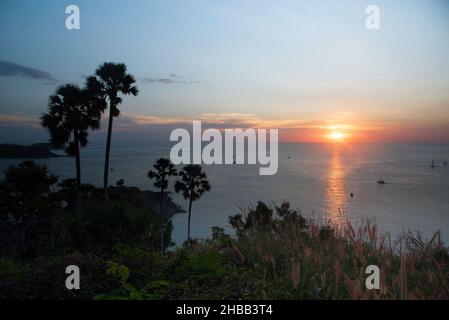 Szene des schönen Sonnenuntergangs am Leam Phromthep Standpunkt. Wahrzeichen für den Tourismus der Provinz Phuket, Thailand. Stockfoto