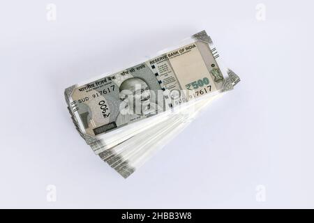 Stapel von fünfhundert indischen, alle frischen Noten auf weißem Hintergrund, indische Währungsrupien bündeln sich Stockfoto