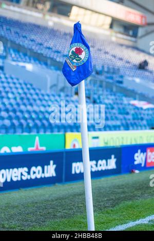 Blackburn, Großbritannien. 18th Dez 2021. Blackburn Rovers-Eckflagge.das EFL Sky Bet Championship-Spiel zwischen Blackburn Rovers und Birmingham City am 18. Dezember 2021 im Ewood Park, Blackburn, England. Foto von Mike Morese.nur zur redaktionellen Verwendung, Lizenz für kommerzielle Nutzung erforderlich. Keine Verwendung bei Wetten, Spielen oder Veröffentlichungen einzelner Clubs/Vereine/Spieler. Kredit: UK Sports Pics Ltd/Alamy Live Nachrichten Stockfoto